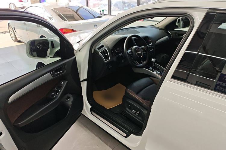 Used Audi Q5 2017 40 TFSI Technology Edition Interior 3