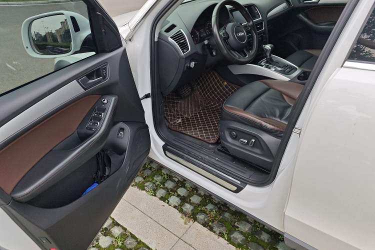 Used Audi Q5 2017 Plus 40 TFSI Technology Model Interior 3