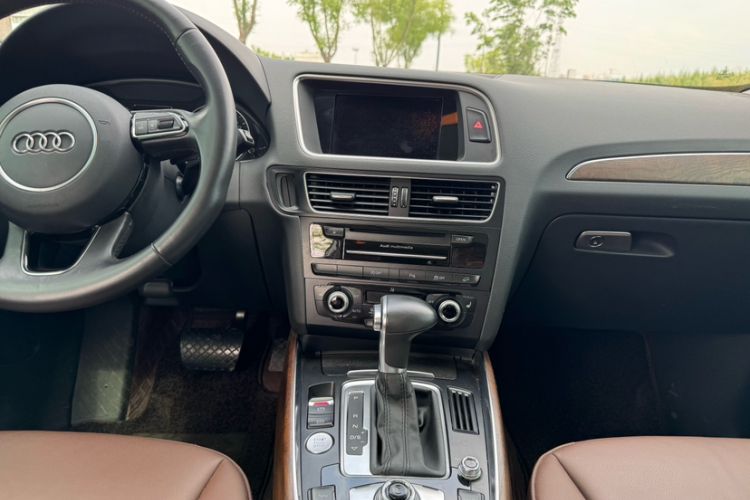 Used Audi Q5 2017 40 TFSI Comfort Model Interior 3