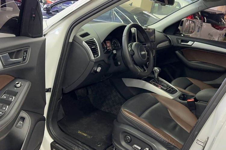 Used Audi Q5 2017 Plus 40 TFSI Technology Model Interior 3