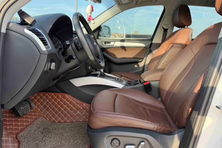 Used Audi Q5 2017 40 TFSI Technology Edition Interior 4