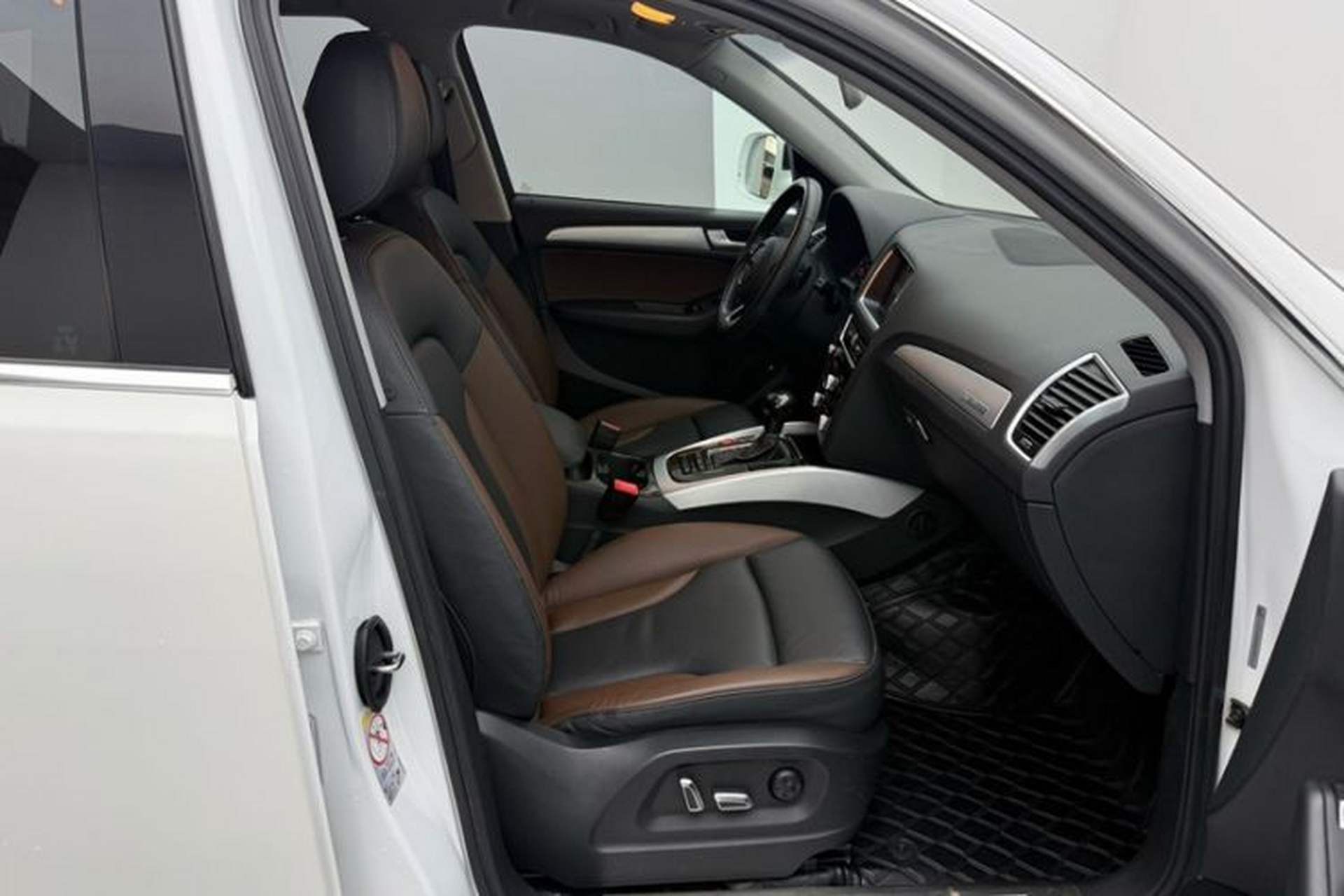 Used Audi Q5 2017 40 TFSI Technology Edition Interior 4