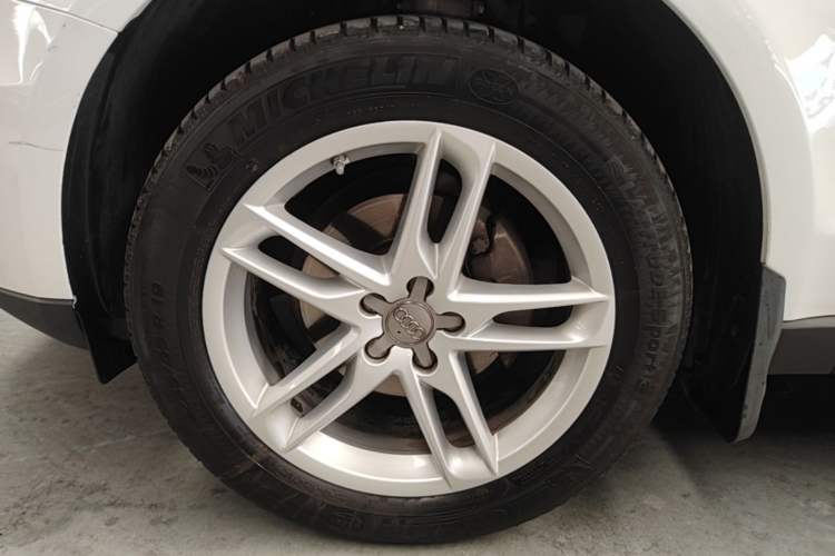 Used Audi Q5 2017 40 TFSI Technology Edition Left Front Wheel Hub