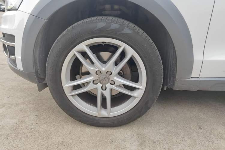 Used Audi Q5 2017 Plus 40 TFSI Technology Model Left Front Wheel Hub