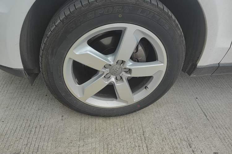 Used Audi Q5 2017 40 TFSI Ambition Edition Left Front Wheel Hub