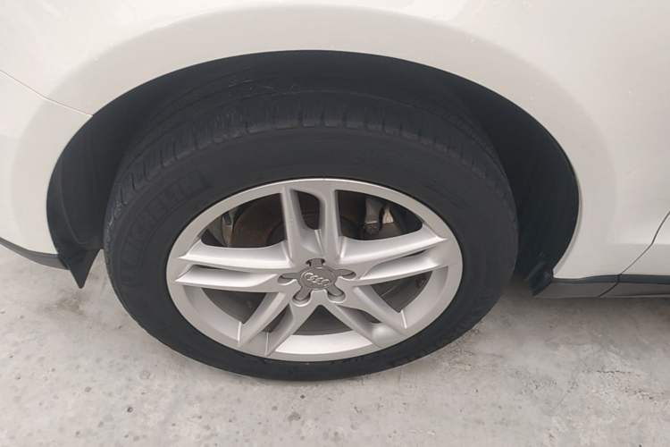 Used Audi Q5 2017 40 TFSI Comfort Model Left Front Wheel Hub