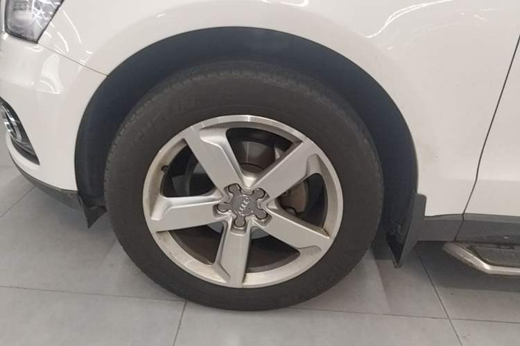 Used Audi Q5 2017 40 TFSI Ambition Edition Left Front Wheel Hub