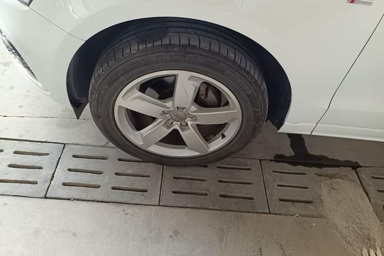 Used Audi Q5 2017 Plus 40 TFSI Ambition Model Left Front Wheel Hub
