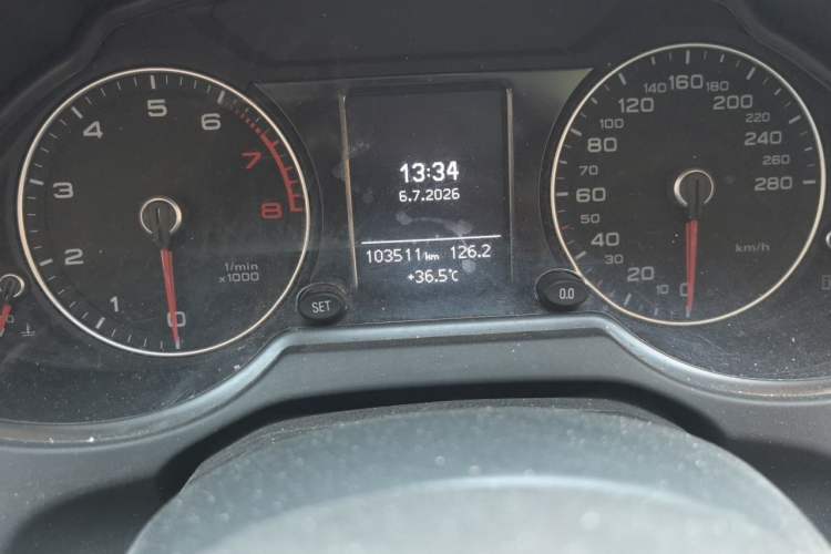 Used Audi Q5 2017 Plus 40 TFSI Ambition Model Odometer Close Up