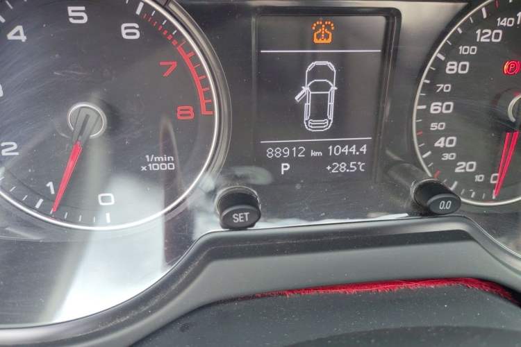 Used Audi Q5 2017 Plus 40 TFSI Ambition Model Odometer Close Up