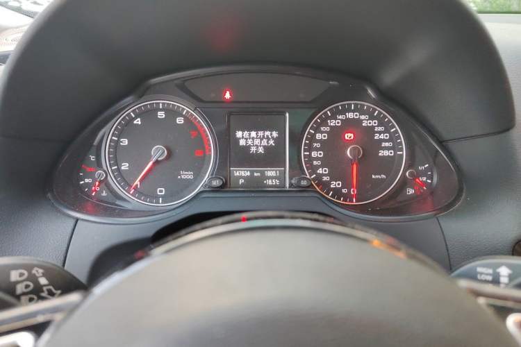 Used Audi Q5 2017 40 TFSI Comfort Model Odometer Close Up