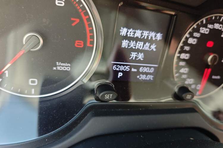 Used Audi Q5 2017 Plus 40 TFSI Ambition Model Odometer Close Up