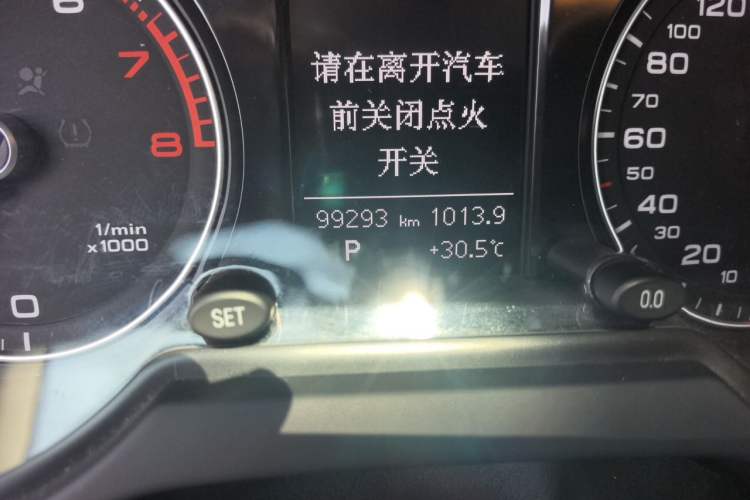 Used Audi Q5 2017 Plus 40 TFSI Ambition Model Odometer Close Up
