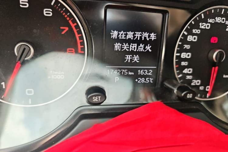 Used Audi Q5 2017 40 TFSI Ambition Edition Odometer Close Up