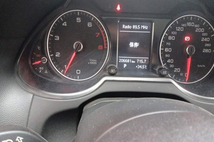 Used Audi Q5 2017 40 TFSI Ambition Edition Odometer Close Up