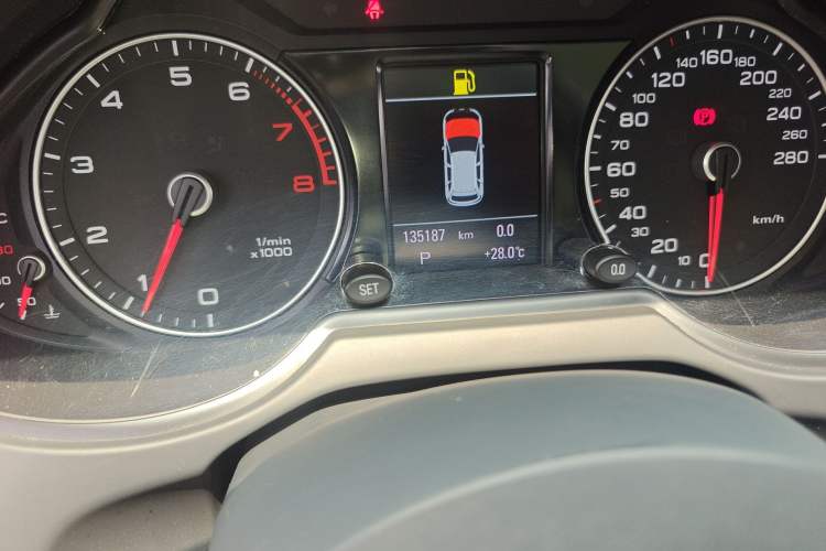 Used Audi Q5 2017 Plus 40 TFSI Ambition Model Odometer Close Up