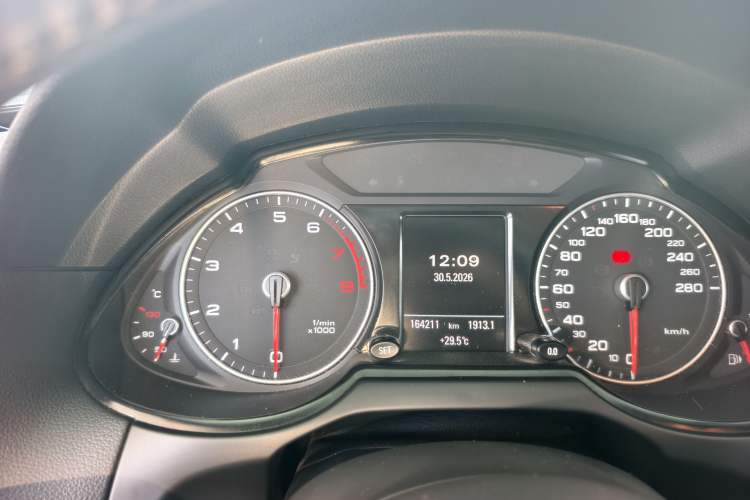 Used Audi Q5 2017 40 TFSI Technology Edition Odometer Close Up