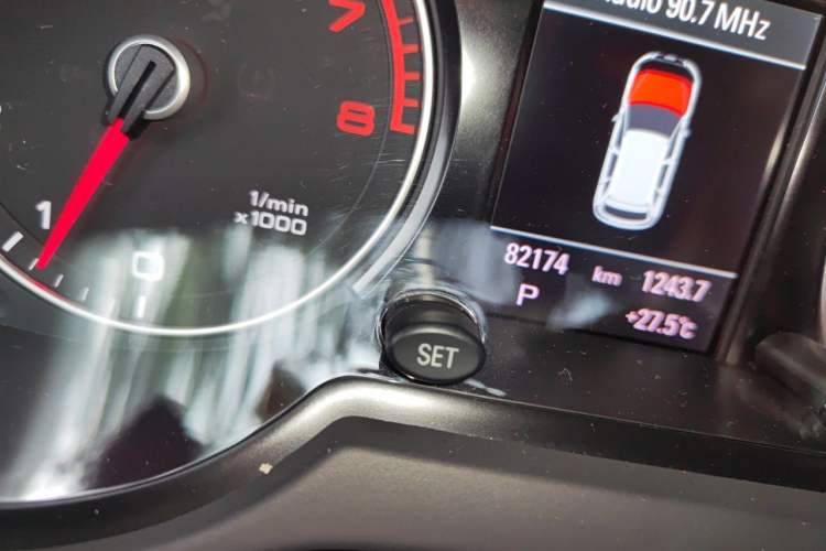 Used Audi Q5 2017 Plus 40 TFSI Technology Model Odometer Close Up