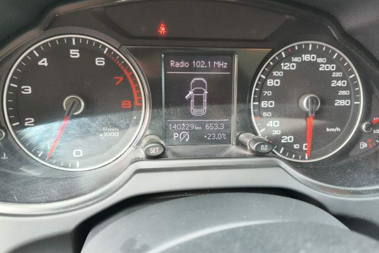Used Audi Q5 2017 Plus 40 TFSI Ambition Model Odometer Close Up