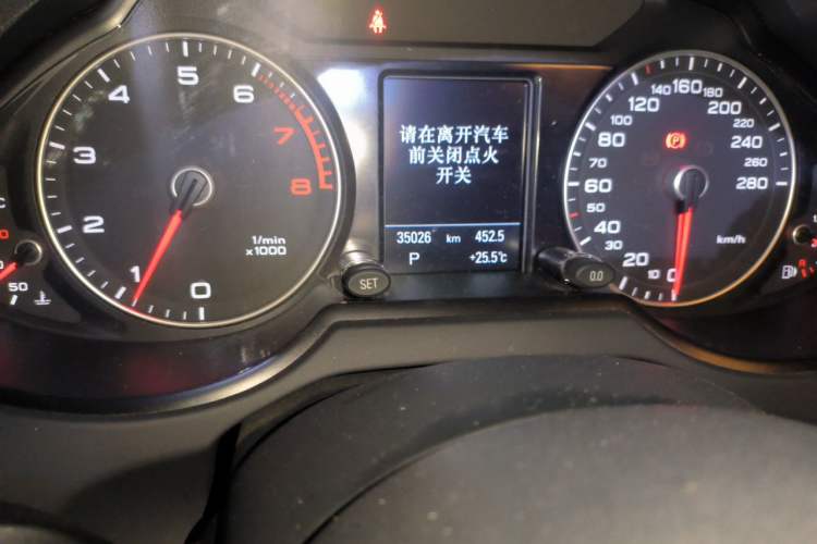 Used Audi Q5 2017 Plus 40 TFSI Technology Model Odometer Close Up