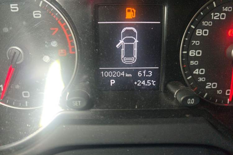 Used Audi Q5 2017 Plus 40 TFSI Ambition Model Odometer Close Up