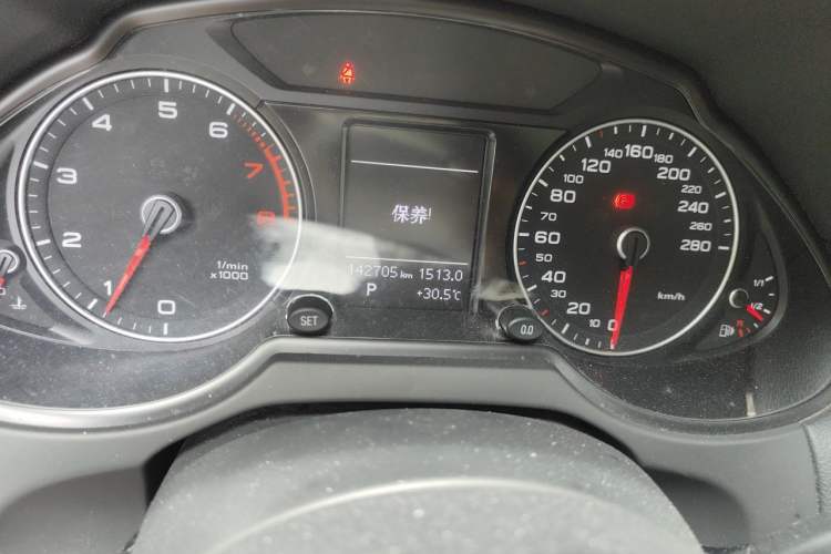 Used Audi Q5 2017 Plus 40 TFSI Ambition Model Odometer Close Up