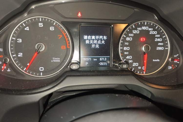 Used Audi Q5 2017 Plus 40 TFSI Technology Model Odometer Close Up