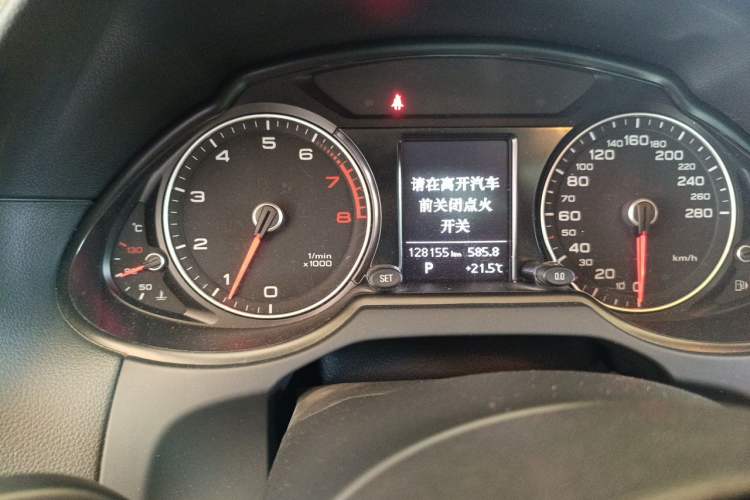 Used Audi Q5 2017 40 TFSI Ambition Edition Odometer Close Up