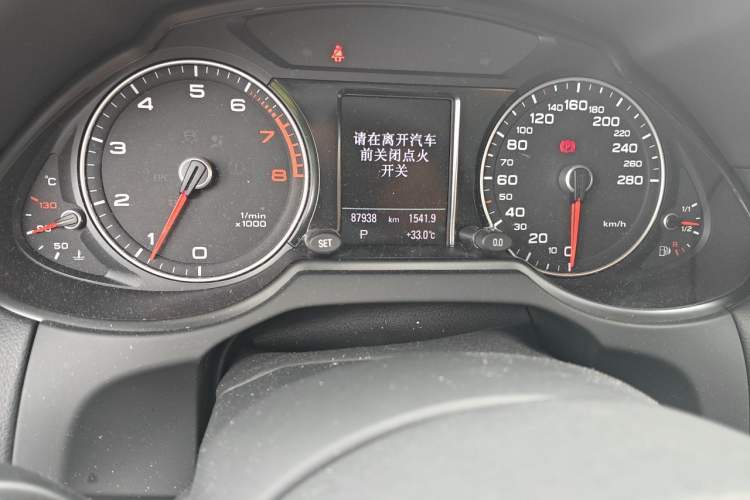 Used Audi Q5 2017 40 TFSI Technology Edition Odometer Close Up