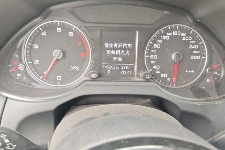 Used Audi Q5 2017 40 TFSI Ambition Edition Odometer Close Up