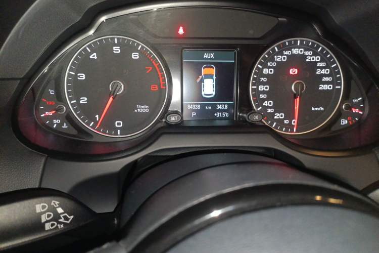 Used Audi Q5 2017 Plus 40 TFSI Technology Model Odometer Close Up
