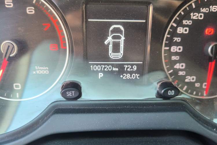 Used Audi Q5 2017 40 TFSI Ambition Edition Odometer Close Up