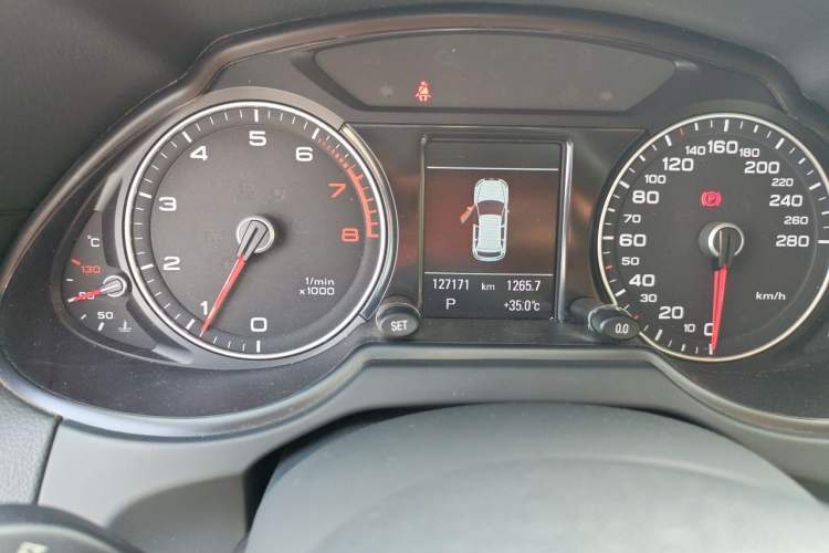 Used Audi Q5 2017 40 TFSI Technology Edition Odometer Close Up