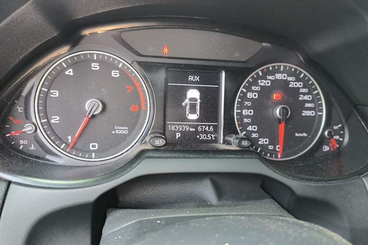 Used Audi Q5 2017 40 TFSI Ambition Edition Odometer Close Up