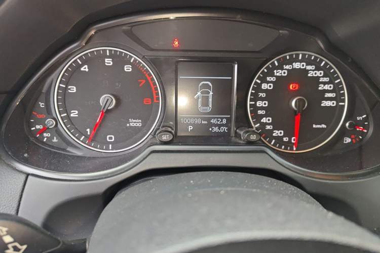 Used Audi Q5 2017 Plus 40 TFSI Ambition Model Odometer Close Up