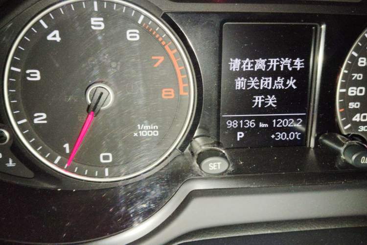 Used Audi Q5 2017 Plus 40 TFSI Ambition Model Odometer Close Up