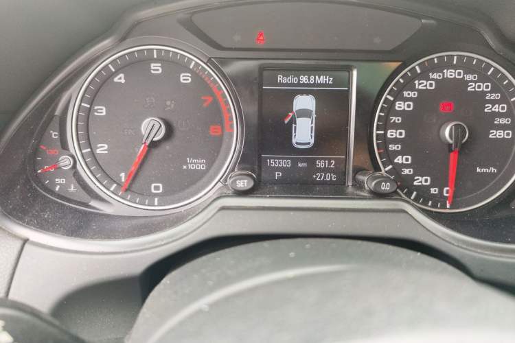 Used Audi Q5 2017 Plus 40 TFSI Technology Model Odometer Close Up