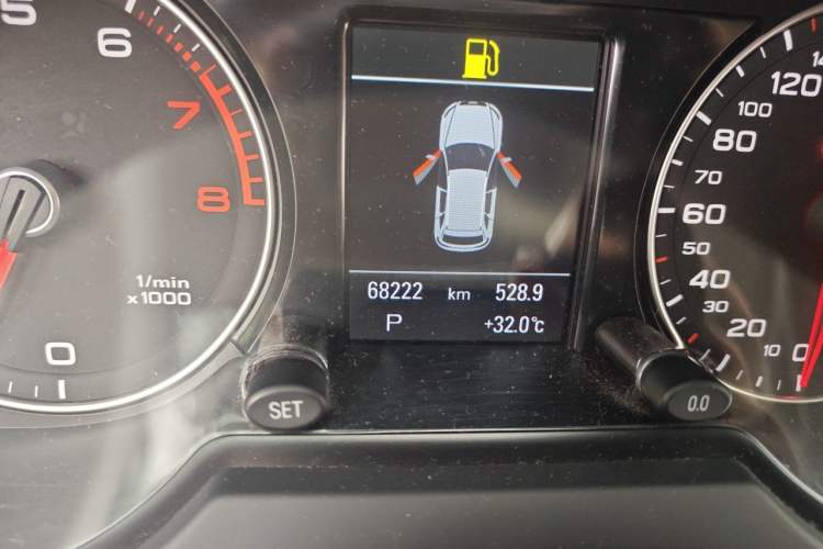 Used Audi Q5 2017 Plus 40 TFSI Ambition Model Odometer Close Up