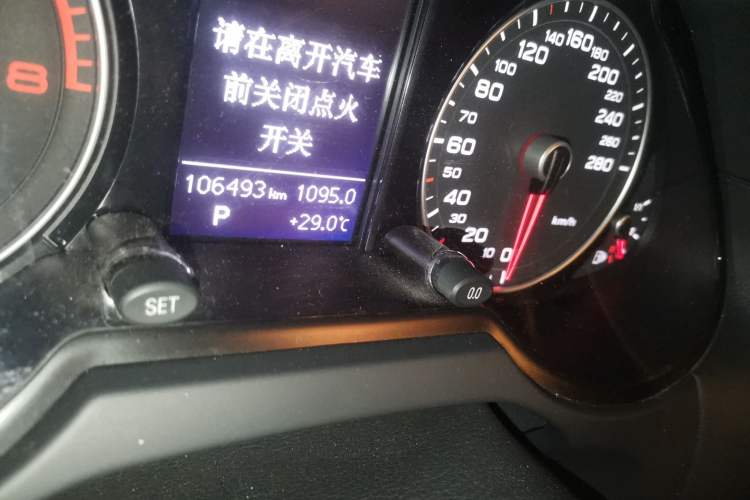 Used Audi Q5 2017 Plus 40 TFSI Ambition Model Odometer Close Up