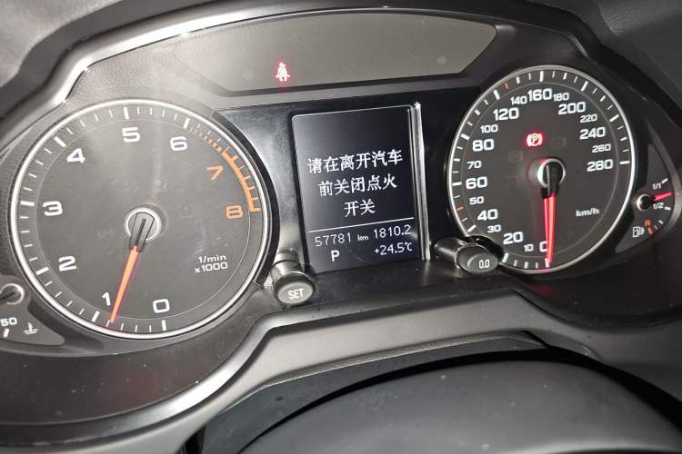 Used Audi Q5 2017 Plus 40 TFSI Ambition Model Odometer Close Up