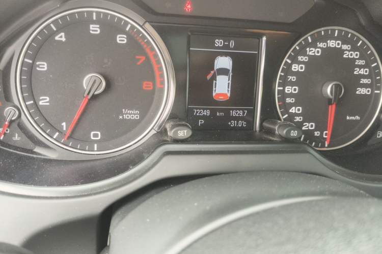 Used Audi Q5 2017 Plus 40 TFSI Technology Model Odometer Close Up