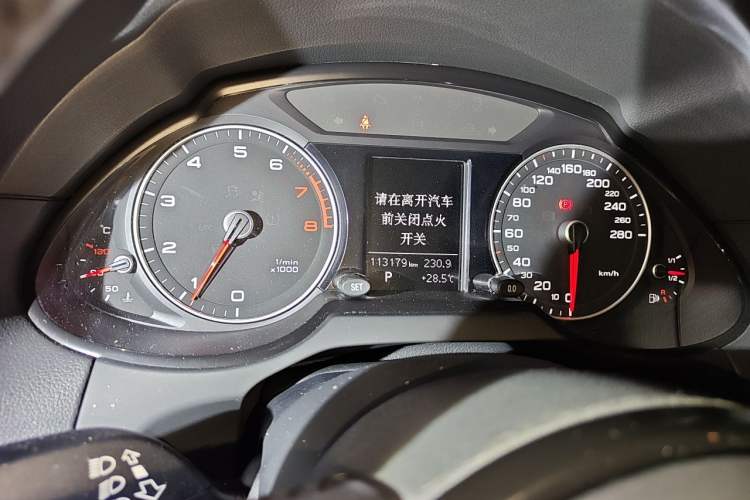 Used Audi Q5 2017 40 TFSI Ambition Edition Odometer Close Up