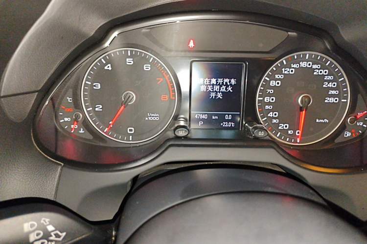 Used Audi Q5 2017 40 TFSI Comfort Model Odometer Close Up
