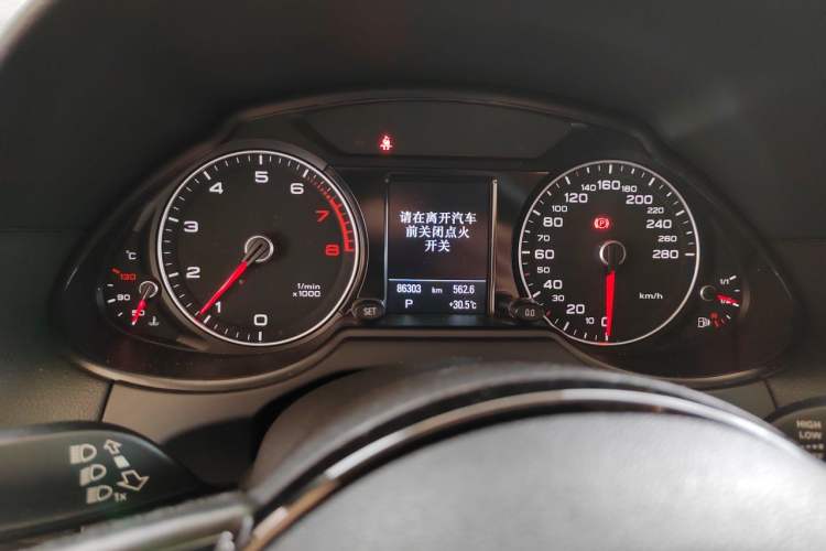 Used Audi Q5 2017 Plus 40 TFSI Technology Model Odometer Close Up