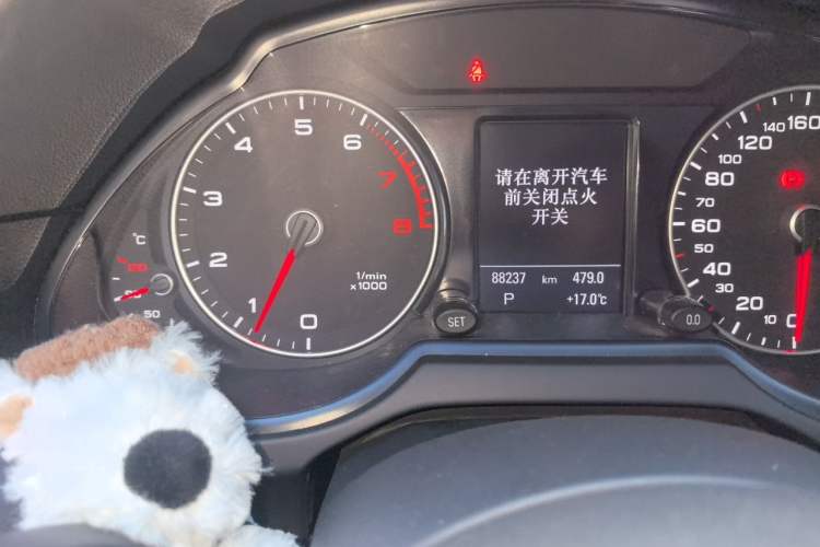 Used Audi Q5 2017 Plus 40 TFSI Technology Model Odometer Close Up