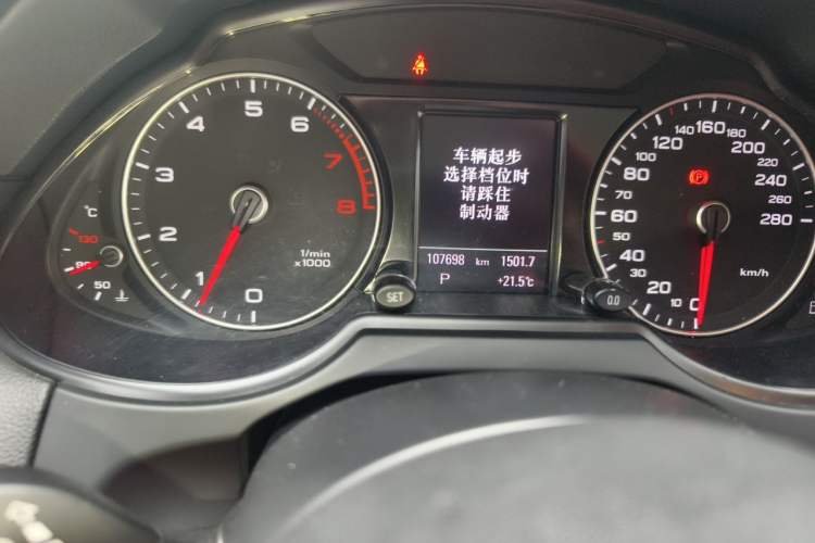 Used Audi Q5 2017 40 TFSI Comfort Model Odometer Close Up