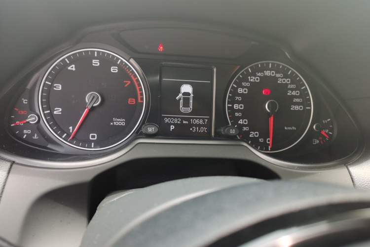 Used Audi Q5 2017 Plus 40 TFSI Ambition Model Odometer Close Up
