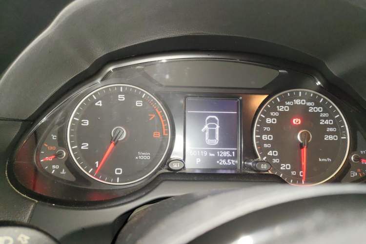 Used Audi Q5 2017 40 TFSI Ambition Edition Odometer Close Up