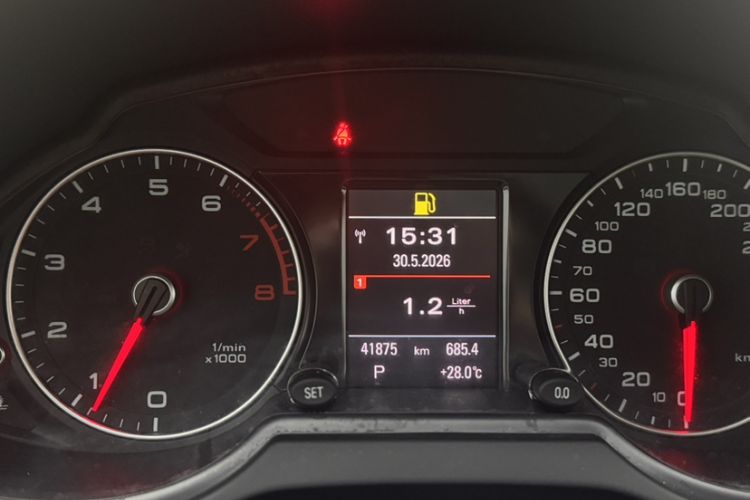 Used Audi Q5 2017 40 TFSI Comfort Model Odometer Close Up