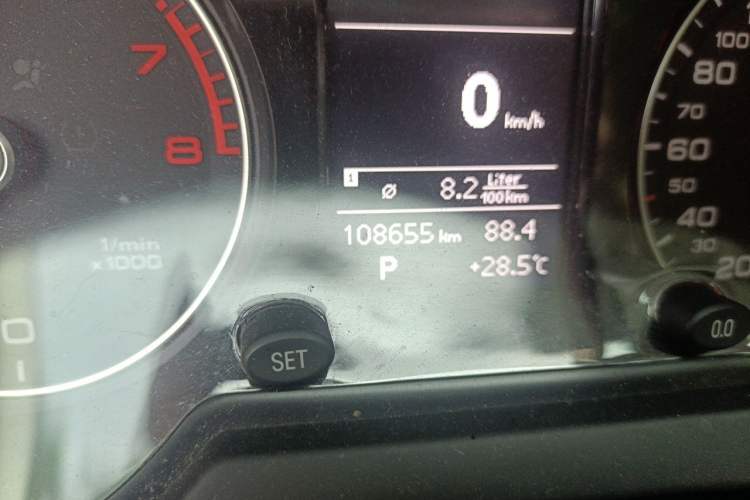 Used Audi Q5 2017 Plus 40 TFSI Ambition Model Odometer Close Up